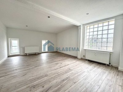 Renovierte 2-Zimmer-Wohnung in zentraler Lage, mit Einbauküche, Bad mit Wanne und Fenster