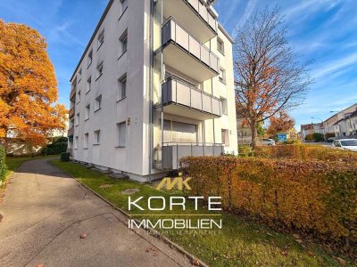 Renovierte 2,5-Zimmer-Wohnung mit Einbauküche und zwei Balkonen in zentraler Lage