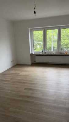 Erstbezug nach Sanierung: freundliche 3-Zimmer-Wohnung mit Einbauküche und Balkon in Frankfurt