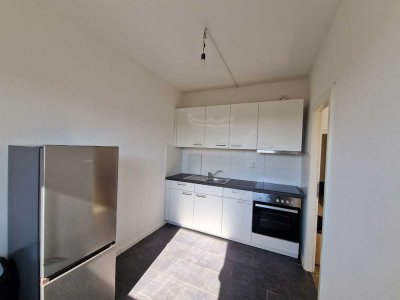 „4 Zimmer, teilmöbliert, mit EBK, sofort einzugsbereit & 2 NKM geschenkt!"