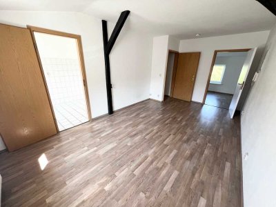 2-Raum-Dachgeschosswohnung in der KTV mit Laminat und Duschbad...!!!