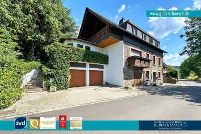 Wiltingen: Großes Zweifamilienhaus mit weitläufigem Grundstück und zahlreichen Nutzungsmöglichkeiten