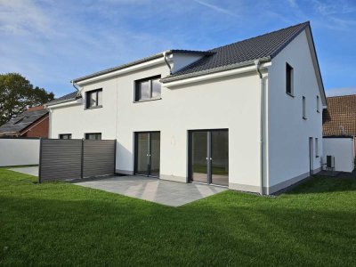 Erstbezug: Zwei 5-Zimmer Doppelhaushälften mit geringen Nebenkosten und Garage in Sehnde