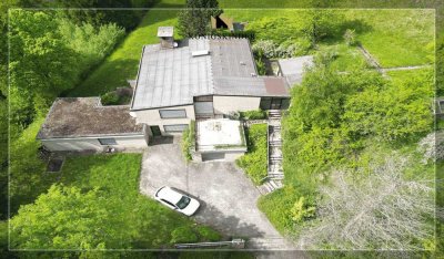 Villa im Grünen, Lage am Waldrand mit großem Grundstück und Blick übers Dorf, sanierungsbedürftig!
