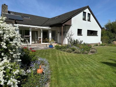 Großzügiges Einfamilienhaus mit schönem Garten und zwei Garagen