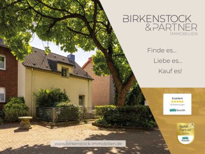 Einseitig anbebautes Einfamilienhaus mit Traumgarten und Ausbaupotenzial in Königsdorf