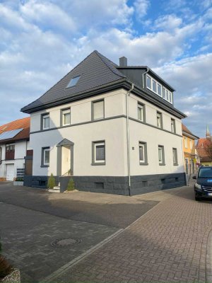 Attraktive Maisonettewohnung mit Klimaanlage, Balkon, Stellplatz im Hof & Einbauküche – ca. 65 m²
