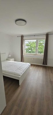 WG-Zimmer, hell, voll möbliert