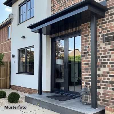 Dreifamilienhaus mit Gewerbeanbauten