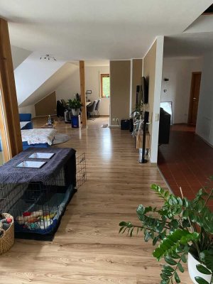 Helle Dachgeschosswohnung mit Garage in 5 Familienhaus