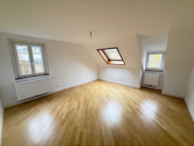 * Untertürkheim: Schöne, renovierte 4-Zi.-DG-Whg. mit 99 qm Wfl. * neues Bad * gute Lage!