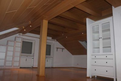 Helle Dachgeschosswohnung in Uni-Nähe – ideal für 1–2 Personen