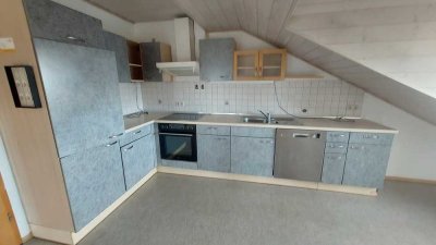 Freundliche und gepflegte 4-Zi-DG-Wohnung mit Balkon und Einbauküche in Julbach