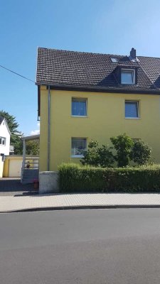 Stilvolle, gepflegte 2-Raum-DG-Wohnung in Hennef mit Dielenböden und Spitzboden