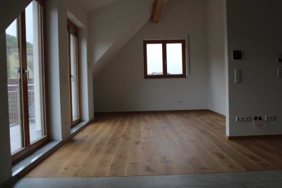 Geschmackvolle DG-Wohnung mit dreieinhalb Zimmern sowie Balkon und Einbauküche