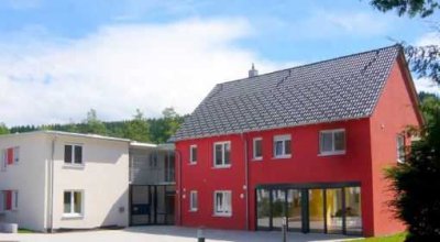 Betreutes Wohnen: Barrierefreie 3-Zi-Wohnung mit Südwest-Balkon, Einbauküche und Stellplatz