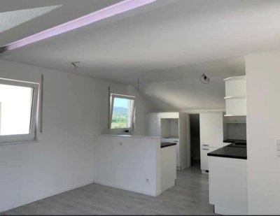 Exquisite 2,5 Zimmer Dachgeschoss - Wohnung mit Einbauküche und Balkon