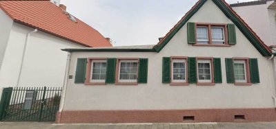 Renovierungsbedürftiges großes 1-2 Familienhaus mit Garten im Zentrum von Langen