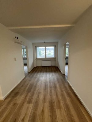 Frisch renovierte 4,5-Zimmer-Wohnung mit Balkon in Königsbrunn