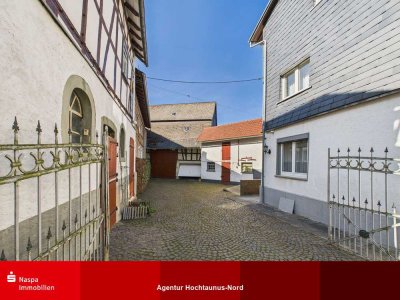 Weilrod: Haus mit Garten, Hof und Nebengebäuden