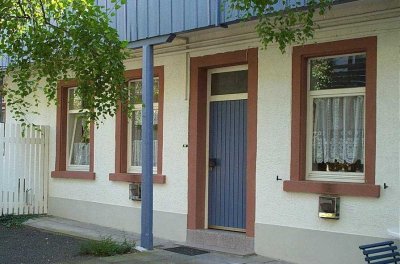 KLEINE 2-ZIMMER-EG-SINGLE-WOHNUNG MIT EINBAUKÜCHENZEILE IN RUHIGEM INNENHOF MIT SITZGELEGENHEIT