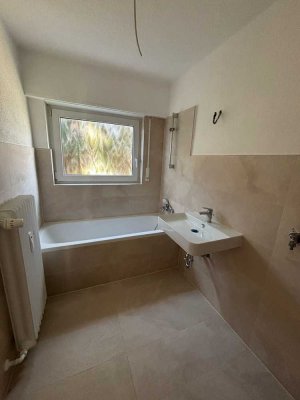 Erstbezug nach Sanierung mit Balkon und Einbauküche: Exklusive 3,5-Zimmer-EG-Wohnung in Hegnach