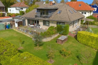 Großzügiges Zweifamilienhaus mit Doppelgarage, Garten und Wintergarten in Bremerhaven/Speckenbüttel