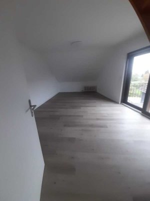 Helle 3-Zimmer Wohnung mit Balkon in Leverkusen-Bergisch Neukirchen - Erstbezug nach Renovierung
