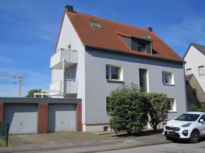 Freistehendes 4 Familienhaus + 3 Balkone + 3 Garagen, ca. 262 m² Wfl., 740 m² Erbpacht-Grundstück.