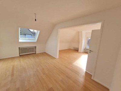 3-Zimmer-DG-Wohnung mit gehobener Innenausstattung, Balkon, EBK und neuem Bad