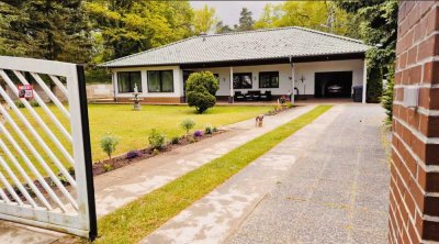 Alleinlage mit mod. Bungalow auf 2.161 qm – inkl. Gästehaus, Sauna & großem Garten - Top ruhige Lage
