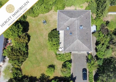 Einmalige Gelegenheit: Zeitloses Architektenhaus mit parkähnlichem Grundstück