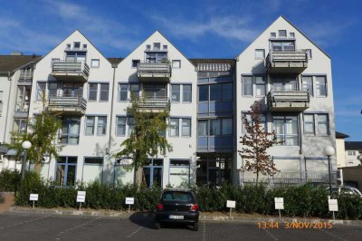 Schöne Dachgeschosswohnung mit Einbauküche sowie Aufzug