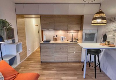 Liebevoll saniertes Apartment mit Balkon & Stellplatz – komplett möbliert