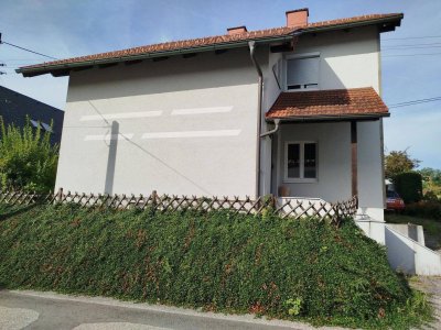 Familienhaus mit Extra-Optionen: 2 Wohneinheiten, Gartenhütte mit Ofen &amp; Montagegrube in der Garage