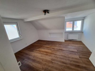 Helle, modernisierte Altbauwohnung mit 3,5 Zimmern und Einbauküche im Herzen Kirchheims