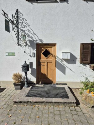 Großzügige 5-Zimmer Wohnung in ländlicher Reiterhof-Idylle