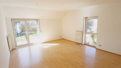 Mayence Immobilien: Schöne 2 Zimmer-Maisonette-Wohnung mit Balkon! PKW-Außenstellplatz!