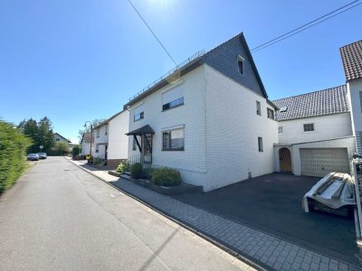 Zwei Einfamilienhäuser auf großzügigem Areal – Wohnen mit Substanz und Perspektive