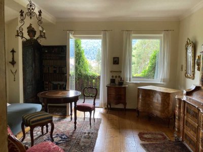 3,5-Zimmer in bezaubernder Villa in Naturgarten mit Turm & Balkonen - grandioser Bergblick