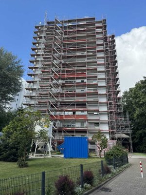 Erstbezug nach Sanierung mit Balkon und EBK: Stilvolle 3-Raum-Wohnung in Buxtehude