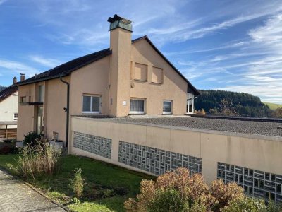 Zweifamilienhaus mit großzügigem Hallenanbau und eigenem Wellnessbereich