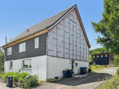 Sanierungsbedürftiges Ein-/Zweifamilienhaus mit 7 Zimmern und Lagerhalle in Eslohe - Nichtinghausen