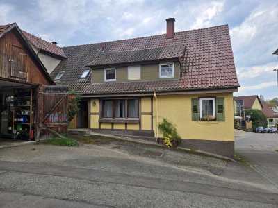 Attraktive und vielseitig nutzbare Doppelhaushälfte mit Ladenfläche in Schlat!