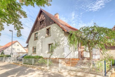 DHH mit schönem Garten in ruhiger zentraler Lage in Bruchsal. Unterkellert & ausbaufähig!