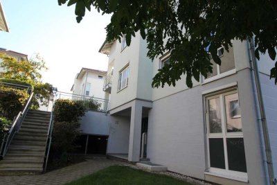 Attraktive Kapitalanlage - gepflegte 3-Zimmer-Dachgeschosswohnung mit Loggia und Tiefgarage