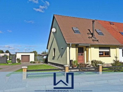 Haus in Seenähe: Gut gepflegtes Reihenendhaus mit großem Grundstück in freier Natur