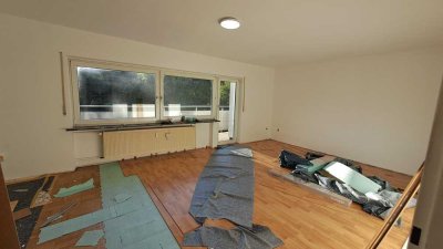 ERSTBEZUG NACH RENOVIERUNG! Schöne 3 Zi. Whg. mit Küche (EBK.), Bad, Flur und Balkon mit Parkblick
