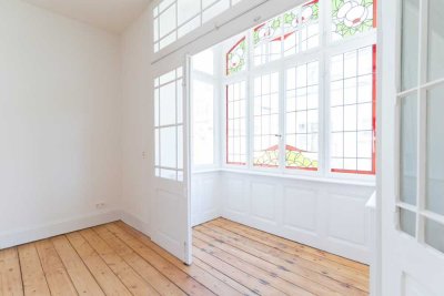 Altbau-Charme trifft Moderne: kernsanierte Wohnung in zentraler Lage mit Balkon und EBK