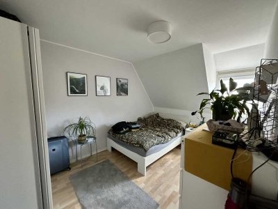 2-Zimmer-Dachgeschosswohnung in der Süsterstraße 22 – mit Einbauküche, ideal für 2er-WG